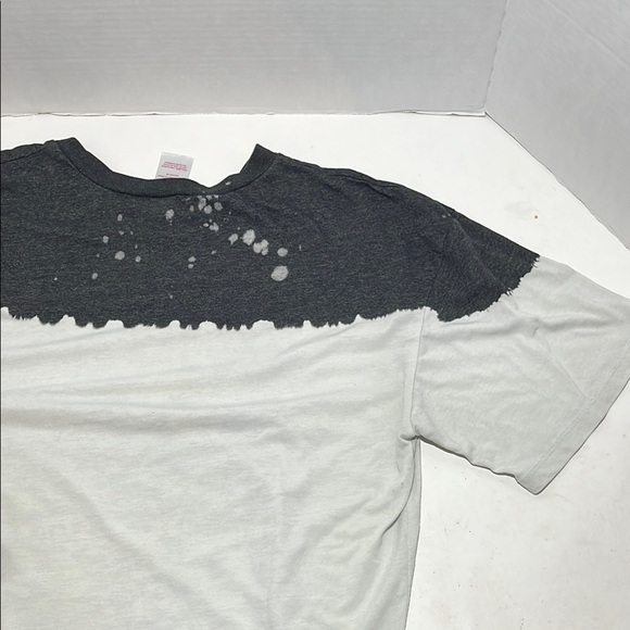 No Boundaries Black and White Short Sleeve Tee with Graphic Design - Picture 8 of 10